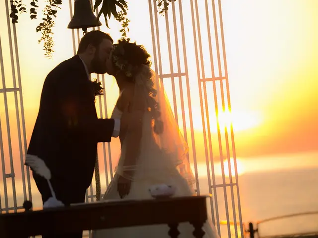 挙式から披露宴までの撮影で55000円となります。前撮り料金はご相談ください。