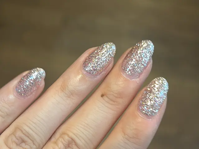 海外経験を活かした丁寧な施術をお約束します。爪の美しさを引き出すシンプルネイル