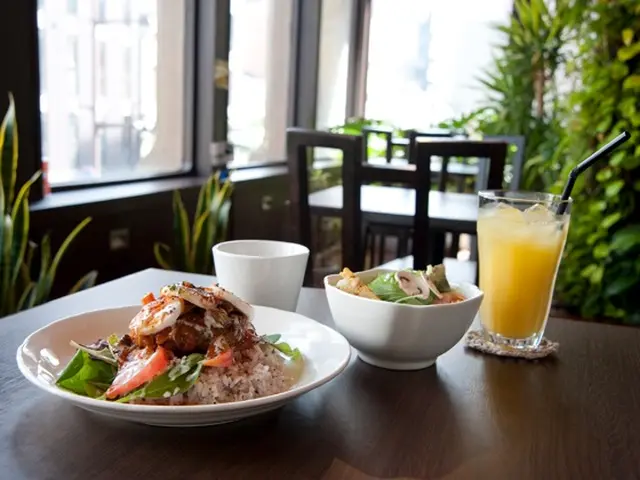 営業店舗の内外装撮影、料理の撮影、商品撮影、イベントやコンサートの撮影。