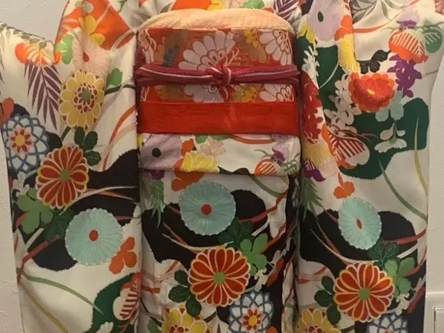 25年以上の呉服店勤務の知識と着付け経験を生かして、お着付けいたします。