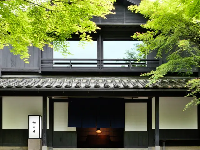 メニュー写真を中心に店舗など食全般。人物、陶芸家の作品、絵画、美術品、書画骨董。