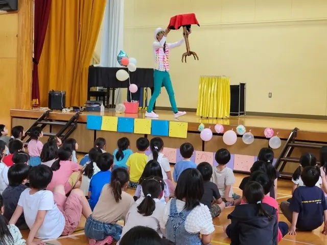 幼稚園保育園.子ども会.芸術鑑賞会等〈とっぴ先生のお笑い科学マジックショー〉