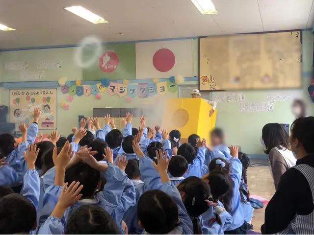 幼稚園保育園.子ども会.芸術鑑賞会等〈とっぴ先生のお笑い科学マジックショー〉