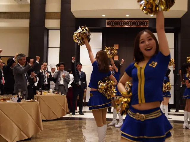 プロのチアリーダーによるチアダンスパフォーマンス