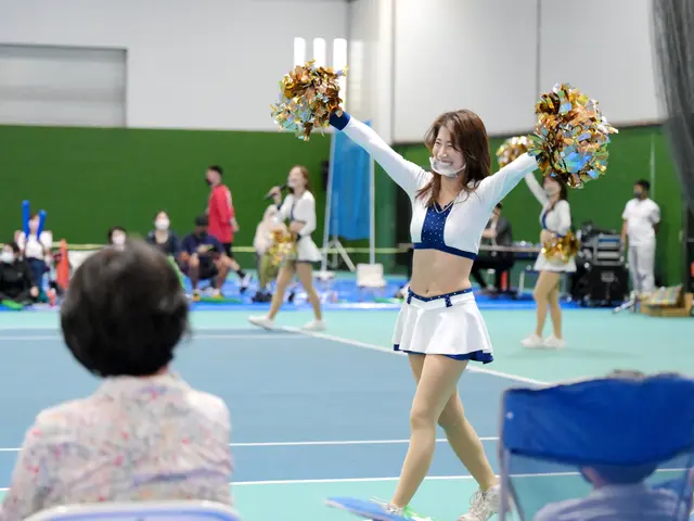 プロのチアリーダーによるチアダンスパフォーマンス