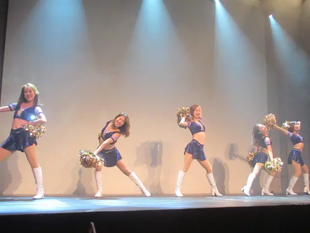プロのチアリーダーによるチアダンスパフォーマンス