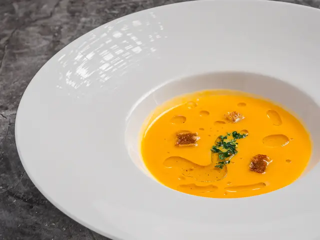 フランス料理の出張料理人 お皿、カトラリー,テーブルクロス無料でお貸出可能です