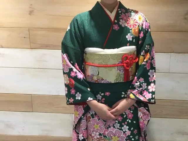 経験豊富な着付師がお着付け致します。婚礼、叙勲、日舞、撮影着付けも致します。