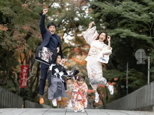 神社でお参りするお子様の自然な姿を残します