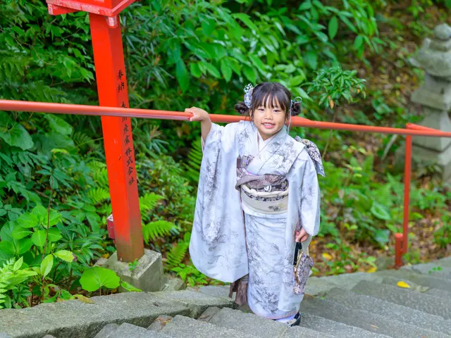 お子様の自然な笑顔を撮影します。データ100枚!和傘などの小物も用意しています。