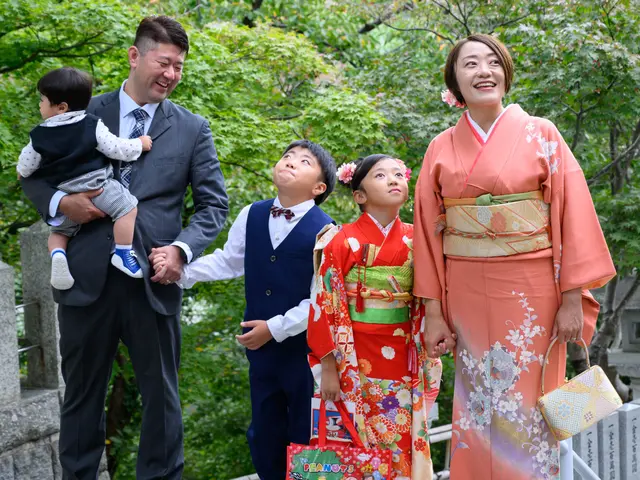 お子様の自然な笑顔を撮影します。データ100枚!和傘などの小物も用意しています。