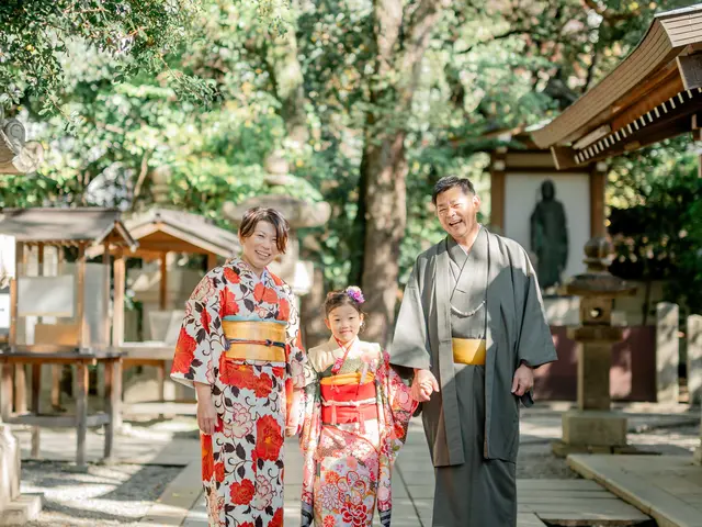 その子らしさを大切にした家族写真。こどもたちの自然な姿を残します。撮影実績600