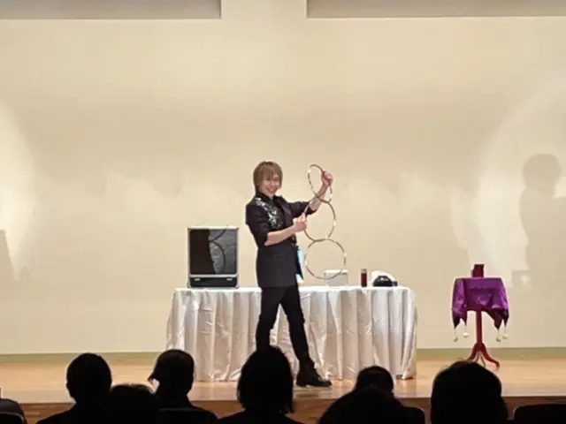 ステージショーに特化したプロマジシャンです! 皆さまに元気と不思議をお届けします
