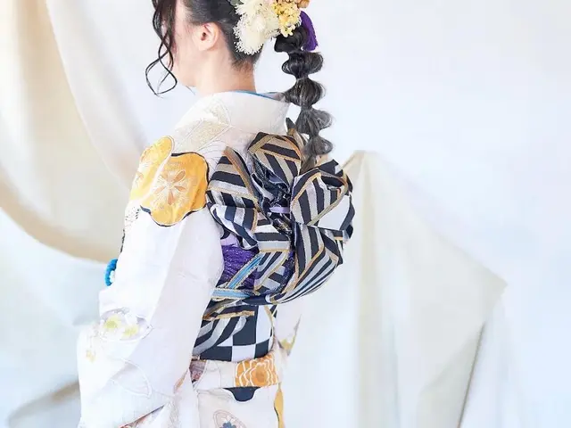 着付け内に簡易ヘアセット付き 美容師免許有り ※着付けのみの方割引致します。