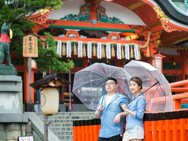 思い出の場所などで、若いカップルからベテランカップルまで