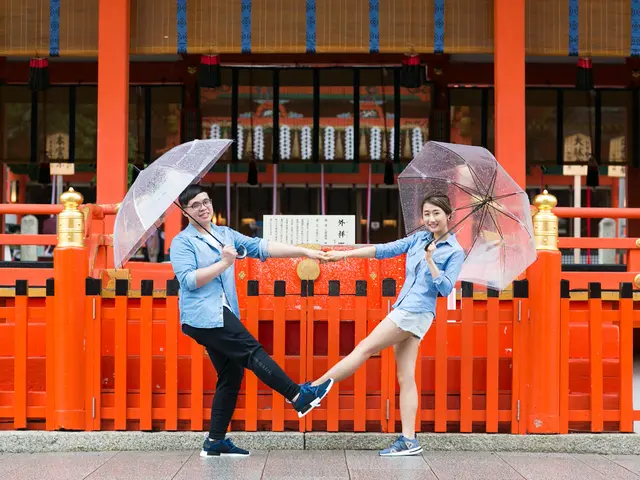 思い出の場所などで、若いカップルからベテランカップルまで