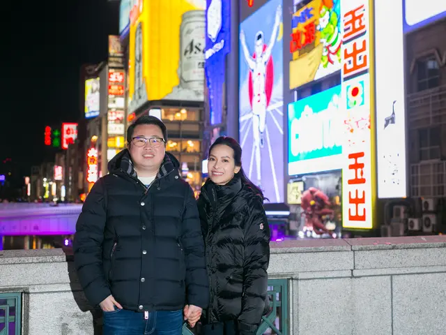 思い出の場所などで、若いカップルからベテランカップルまで