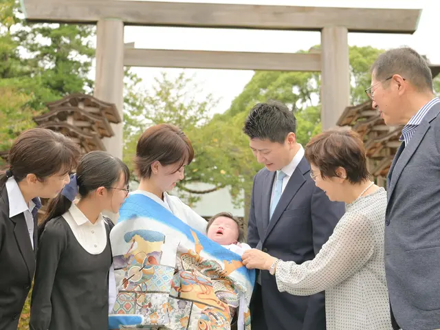 【お宮参り撮影】自然な表情や動きを丁寧に切り撮るように撮影します。