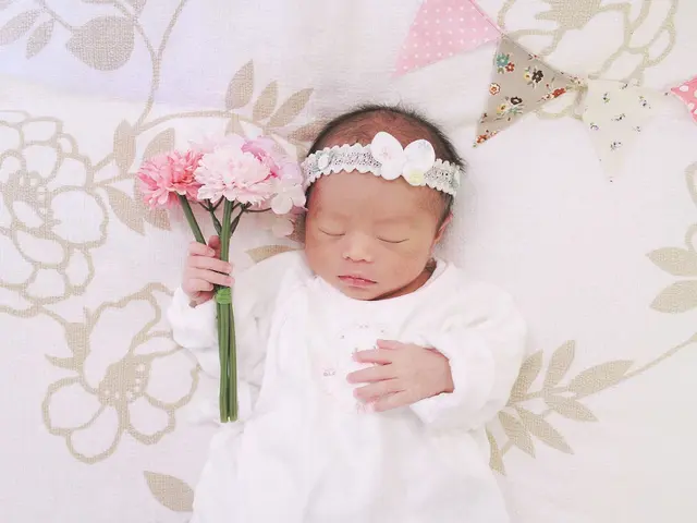 産婦人科出張ニューボーンフォト。生後2日目から。撮影実績2000件以上!!