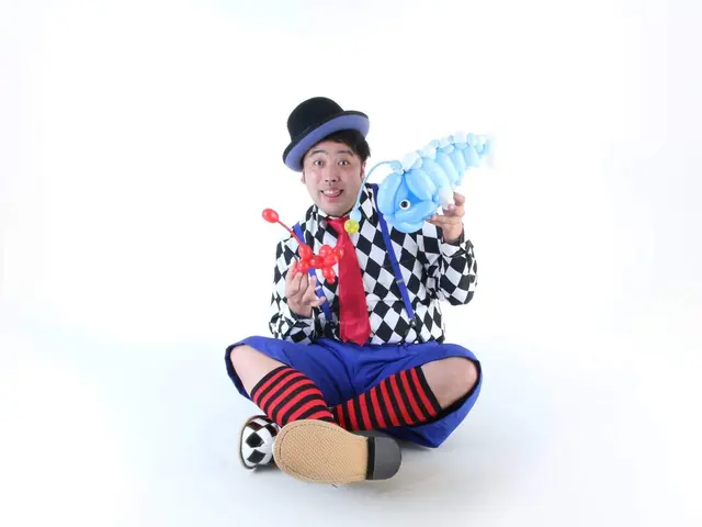 数少ない紙切り師ですテレビ等数々出演。ジャグリング、バルーンなど幅広い芸で対応
