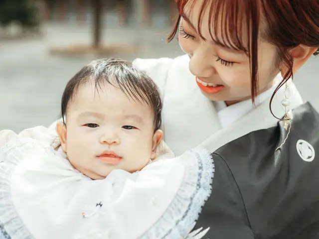 女性カメラマンがお子様に寄り添って撮影【お衣装•着付け•ヘアセットご案内可能】