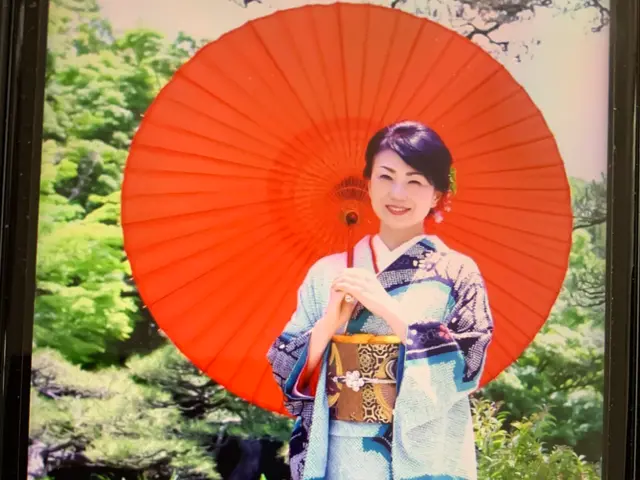 ヘアーセットは無料でさせて頂きますお着付けは楽に着崩れない様にお着付けをします