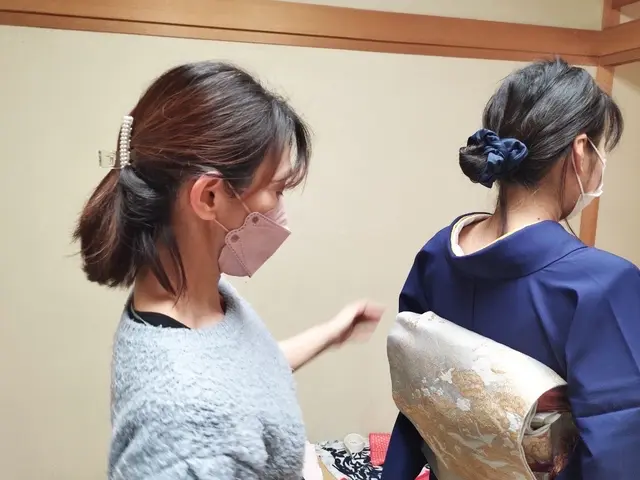 苦しくなく、丁寧にお着付けさせて頂きます。コーディネートや所作もお教えしています
