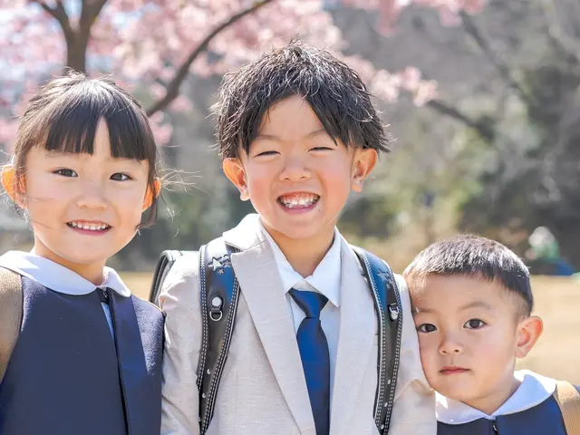花や空を背景に…賑やかに楽しい家族写真♪遊びながら、お子様のペースで♪