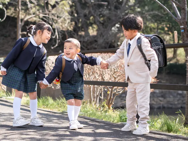 花や空を背景に…賑やかに楽しい家族写真♪遊びながら、お子様のペースで♪