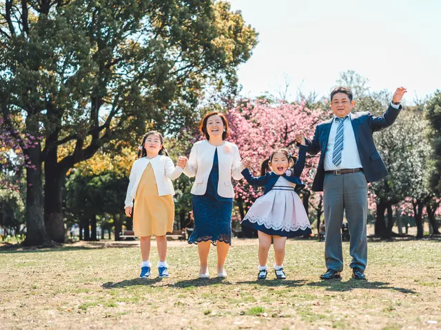 花や空を背景に…賑やかに楽しい家族写真♪遊びながら、お子様のペースで♪