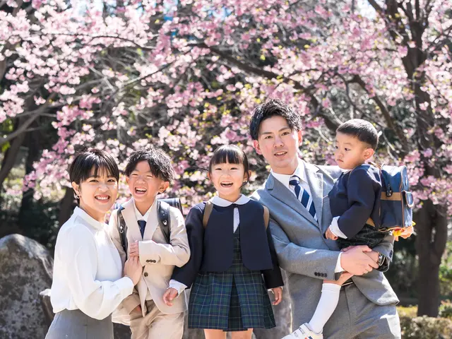 花や空を背景に…賑やかに楽しい家族写真♪遊びながら、お子様のペースで♪