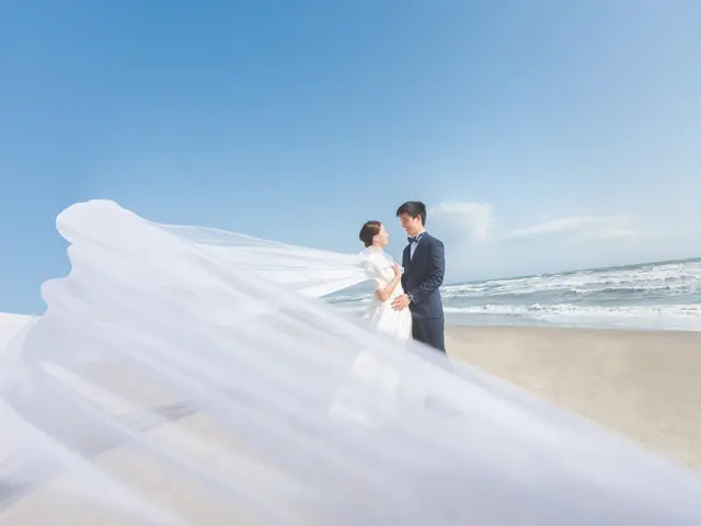 お二人の写真を用途に合わせて撮影致します。映画のワンシーン感を目指します。