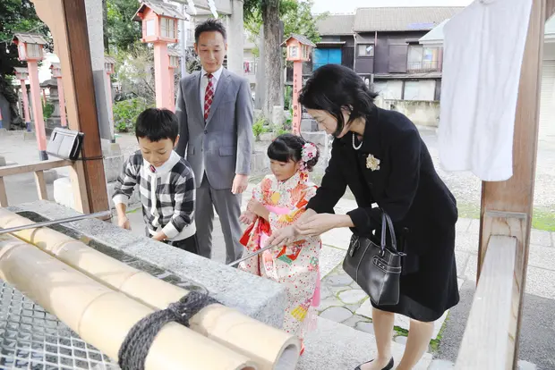 神社にいる家族4人