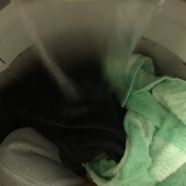 洗濯機に注水しているところ