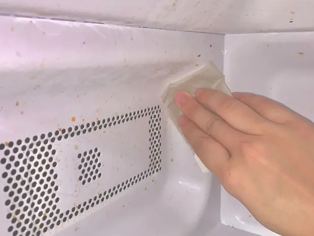 汚れを拭き取る