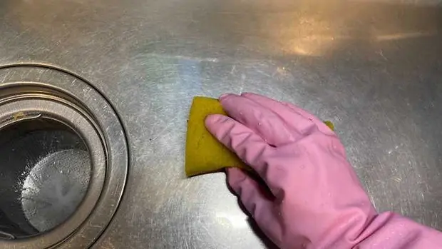 スポンジでこすり、水で洗い流す