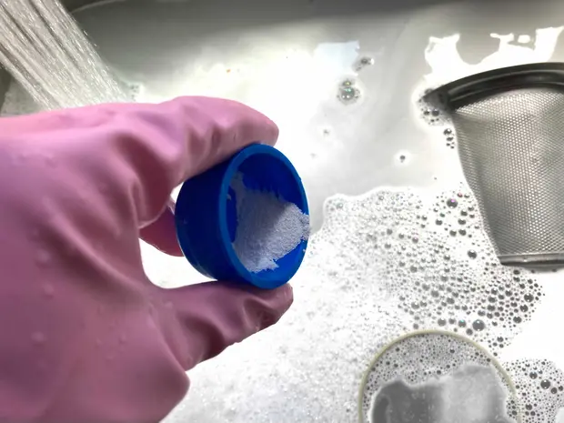お湯2Lに対し大さじ1の酸素系漂白剤を入れて混ぜる