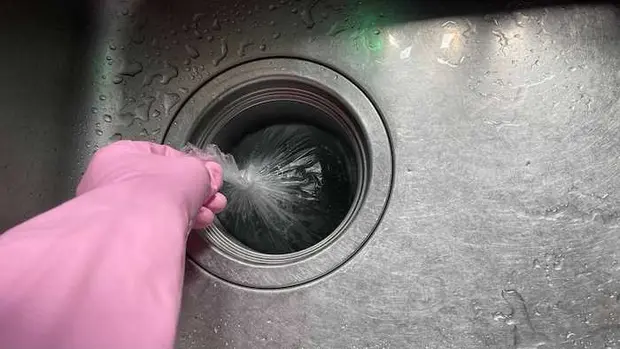 水の入った袋で排水口に栓