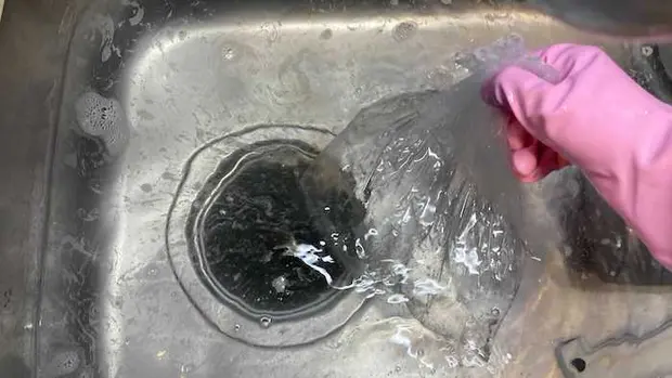 シンクにためた水を一気に流す