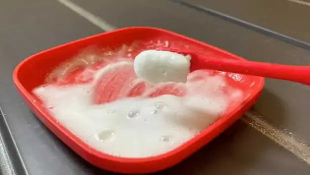 重曹と水を混ぜ合わせペースト状にする