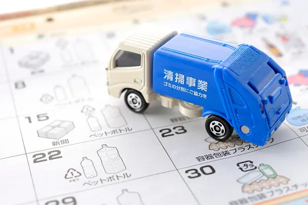 ゴミ収集車のミニカーとカレンダー