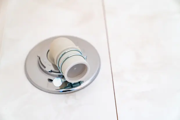 “排水ホースに排水エルボを取り付ける"