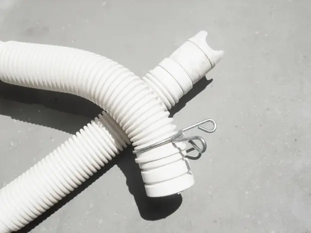 “古い排水ホースを取り外す"