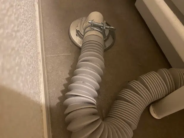 “排水エルボを排水口に挿入する"