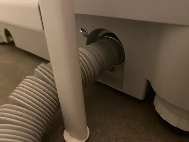 “新しい排水ホースの長さを調節する"