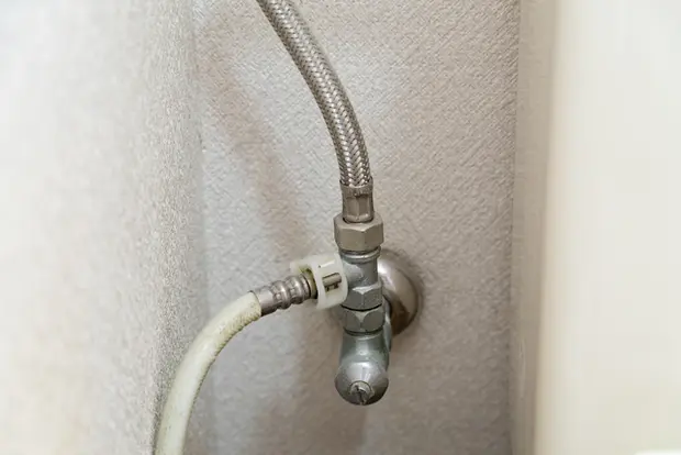 トイレ内の分岐水栓