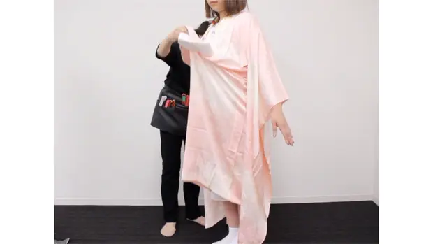 長襦袢の裾を合わせる