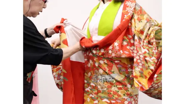 振袖の下前を合わせる