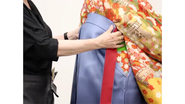 袴のひもを折り返す