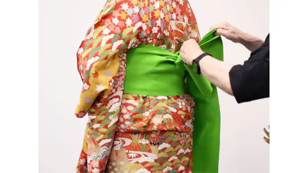 帯を折り重ねる